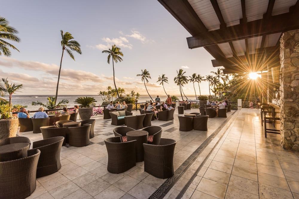 The Warwick Fiji Otel Korolevu  Dış mekan fotoğraf Sunset at the Beach Bar
