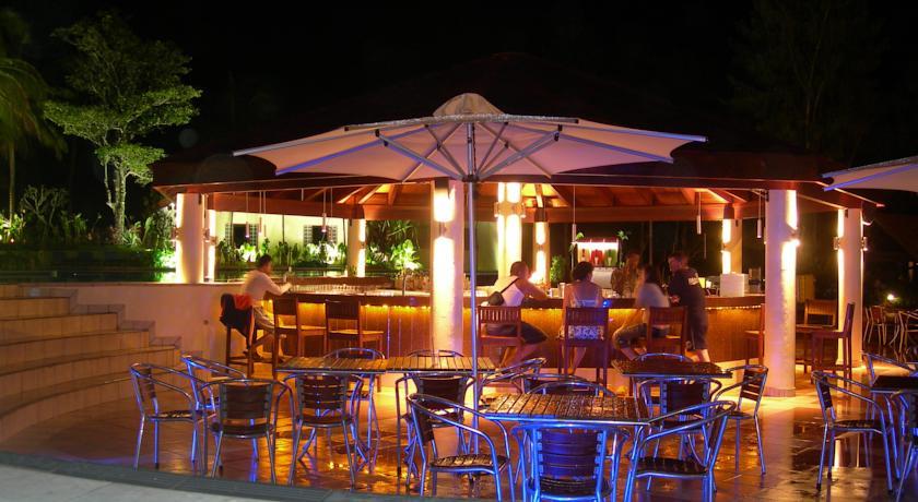 The Warwick Fiji Otel Korolevu  Dış mekan fotoğraf The bar at the pool