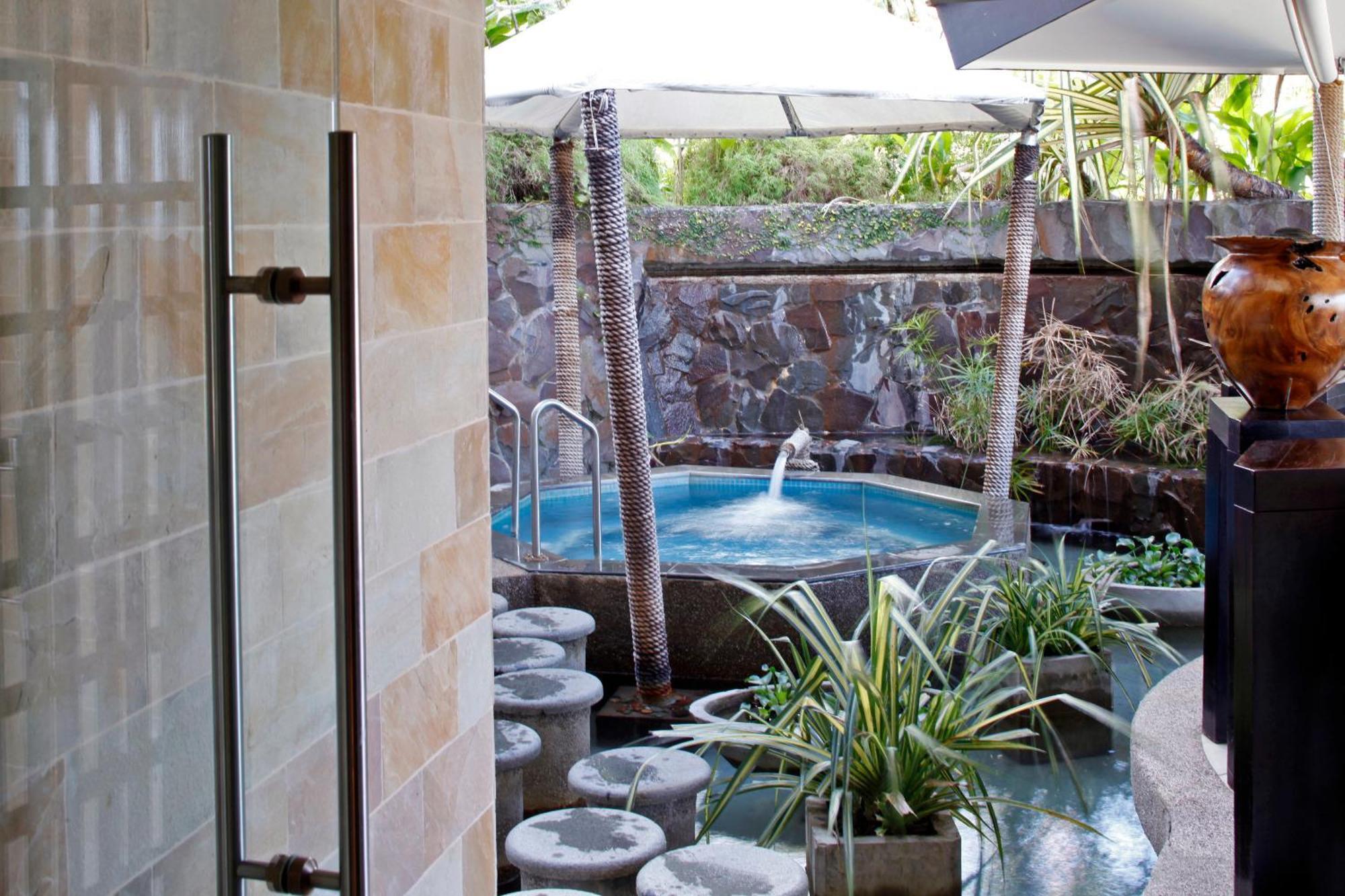 The Warwick Fiji Otel Korolevu  Dış mekan fotoğraf A private onsen in Hawaii