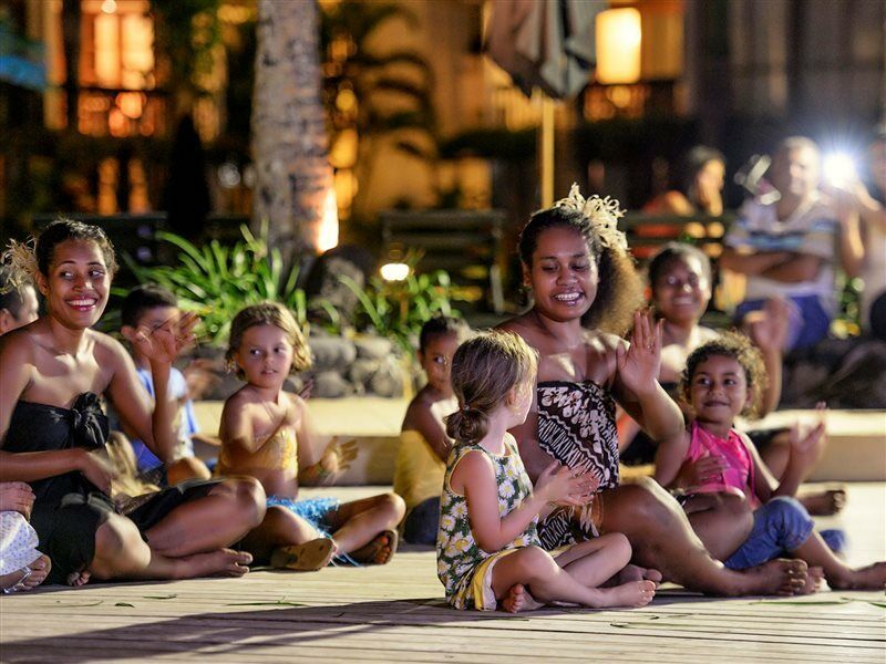 The Warwick Fiji Otel Korolevu  Dış mekan fotoğraf A family from the Cook Islands