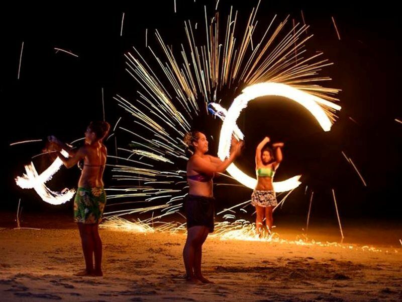 The Warwick Fiji Otel Korolevu  Dış mekan fotoğraf Luau performers